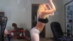 Blonde teen chubby ass in tight leggings twerking